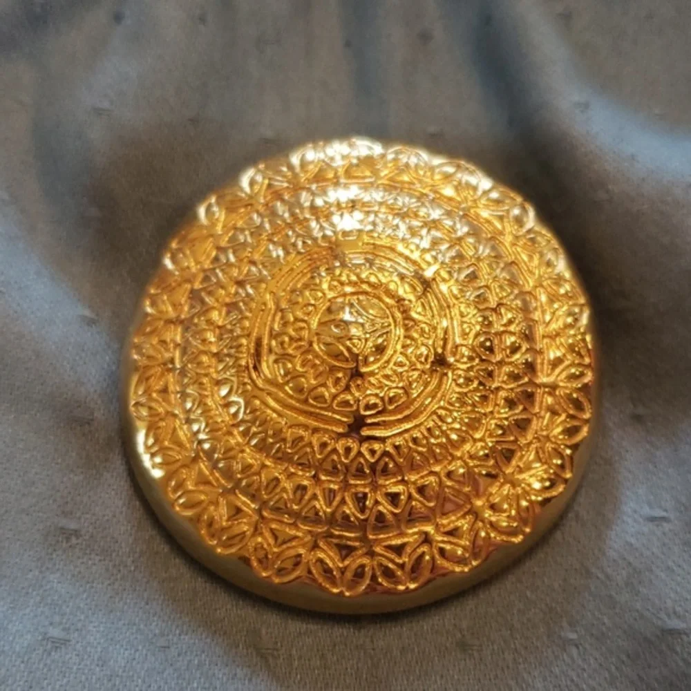 MONET Large Gold Medallion‎ Brooch Pin Vintage Monet